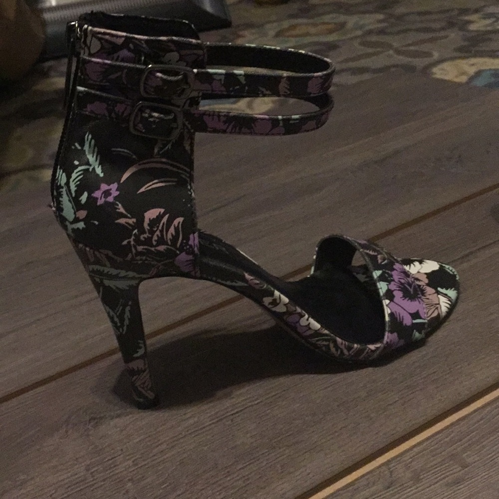 Heels - Picture 2 of 3